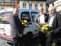 Elektromeister Matthias Fröde übergibt mit dem Blumenstrauß die Leitung seiner Firma an den neuen Geschäftsführer Michael Brune und Prokuristin Andrea Hübsch.
