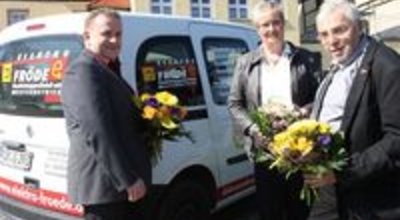 Elektromeister Matthias Fröde übergibt mit dem Blumenstrauß die Leitung seiner Firma an den neuen Geschäftsführer Michael Brune und Prokuristin Andrea Hübsch.